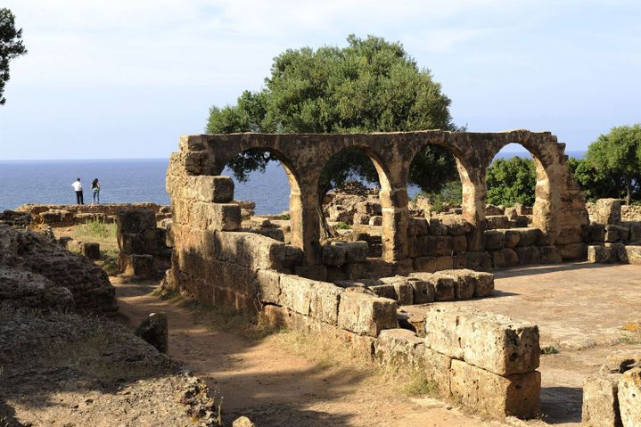 Sur les bords de la Méditerranée, le site de Tipasa, ancien comptoir punique, fut occupé par Rome, qui en fit une base stratégique pour la conquête des royaumes mauritaniens. Il comprend un ensemble unique de vestiges phéniciens, romains, paléochrétiens et byzantins, voisinant avec des monuments autochtones, tel le Kbor er Roumia, grand mausolée royal de Maurétanie. Pour l'Unesco, «le site archéologique de Tipasa regroupe l'un des plus extraordinaires complexes archéologiques du Maghreb, et peut être le plus significatif pour l'étude des contacts entre les civilisations indigènes et les différentes vagues de colonisation du VIe siècle avant J.-C. au VIe siècle de notre ère». (Frédéric Soreau / Photononstop)