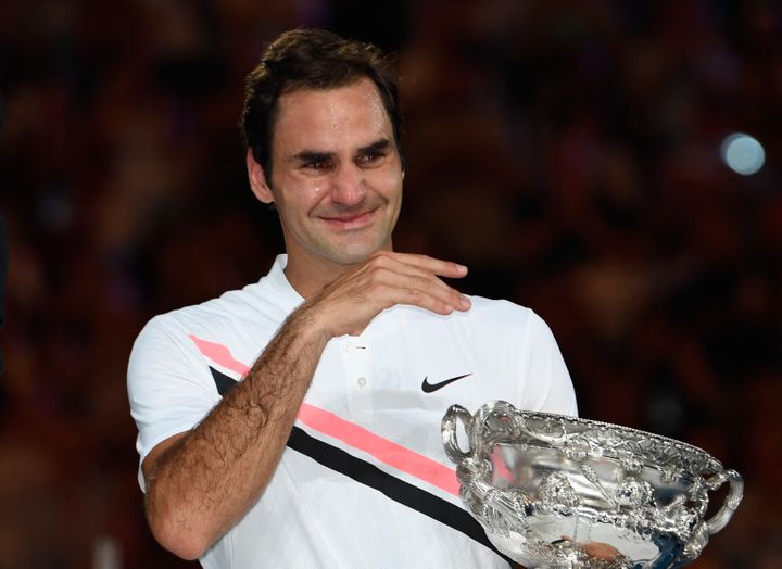 Roger Federer détient le trophée du vainqueur après avoir battu le Croate Marin Cilic lors de la finale du simple messieurs de l'Open d'Australie à Melbourne, le 28 janvier 2018. (SAEED KHAN / AFP)