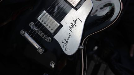 Une guitare de Johnny Hallyday était installée dans l'église, pendant les funérailles. (YOAN VALAT / POOL / AFP)