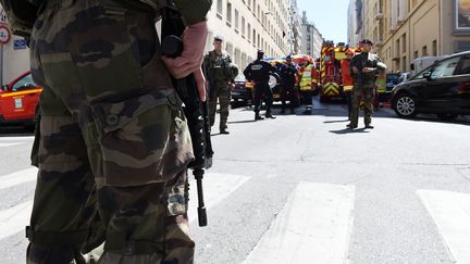 Des soldats, des policiers et des pompiers à Marseille, après l'interpellation de deux hommes suspectés de préparer un attentat pendant la présidentielle, le 18 avril 2017.  (BORIS HORVAT / AFP)