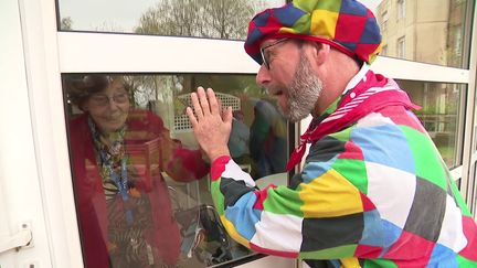 Un carnavaleux de Cassel salue une résidente de l'EPHAD (France 3 Nord Pas-de-Calais / F. Bellouti)