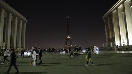 Deux jours après l'attaque terroriste du 7-Octobre, la Tour Eiffel éteinte en soutien à Israël, le 9 octobre 2023, à Paris. (MOHAMAD SALAHELDIN ABDELG ALSAYE / ANADOLU AGENCY)