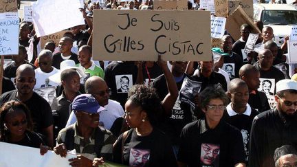 Dans les rues de Maputo en mars 2015, des manifestants condamnent l'assassinat en pleine rue de Gilles Cistac, un juriste franco-mozambicain ouvertement opposé au pouvoir en place. (Sergio COSTA / AFP)