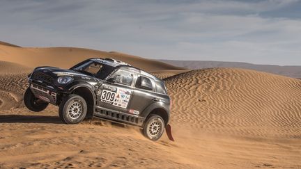 Mikko Hirvonen (Mini) s'habitue à rouler dans les dunes de sable (MCH PHOTO)