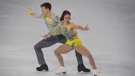 Le couple français Camille et Pavel Kovalev lors du programme court à l'occasion du Grand Prix de France, à Angers, le 4 novembre 2022. (JEAN-FRANCOIS MONIER / AFP)