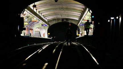 Des salariés assurent le travail de maintenance à l'intérieur de station Laumière à Paris. (FRANCOIS GUILLOT / AFP)