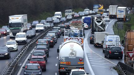 Le p&eacute;riph&eacute;rique nantais entre la porte de la Chapelle et la porte de la Beaujoire, lors d'une inondation le 14 f&eacute;vrier 2014. (FRANCK DUBRAY / MAXPPP)