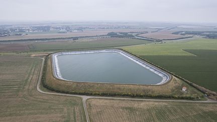 France, Courdault, le 31 août 2021.&nbsp;Une bassine d'une superficie de 5 hectares, située en périphérie du Marais. Elle est alimentée en eau en partie grâce au pompage des nappes phréatiques l'hiver, et sert comme réserve d'eau pour l'agriculture et notamment pour la culture du maïs. De nombreuses bassines sont en cours de construction autour du Marais poitevin.&nbsp; (LAMBERT COLEMAN / HANS LUCAS / AFP)