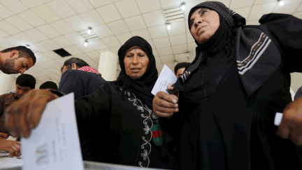 &nbsp; (Des femmes d'Alep déposent leur bulletin dans une urne de Damas, où elles votent ce mercredi © Reuters)