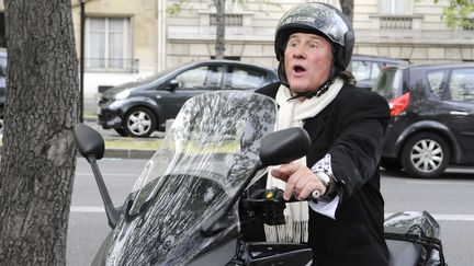 G&eacute;rard Depardieu en scooter dans Paris, le 29 mars 2011. (FLORENCE DURAND / SIPA)