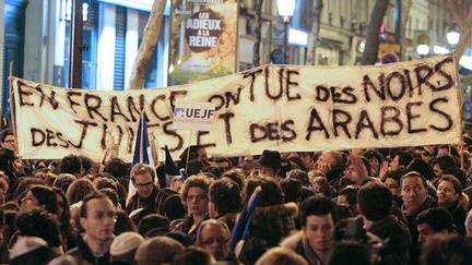 Manifestation de soutien aux proches des victimes de la tuerie de Toulouse dans les rues de Paris, le 19 mars 2012. (KENZO TRIBOUILLARD / AFP)