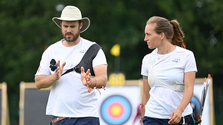 Les archers français Jean-Charles Valladont et Lisa Barbelin lors des Mondiaux de tir à l'arc à Berlin, le 2 août 2023. (INA FASSBENDER / AFP)