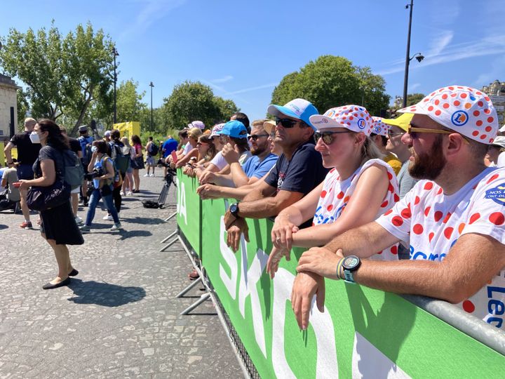 Le public était nombreux place de Varsovie, pour le départ du Tour de France femmes.2022. (Adrien Hémard-Dohain)