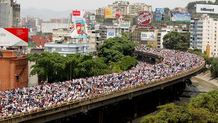 Manifestation monstre contre le président socialiste Nicolas Maduro, à Caracas, au Venezuela, le 19 avril 2017. (CHRISTIAN VERON / REUTERS)