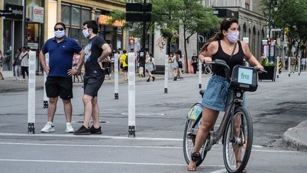 Des habitants de Montréal, au Québec, le 18 juillet 2020. (DAVID HIMBERT / HANS LUCAS / AFP)