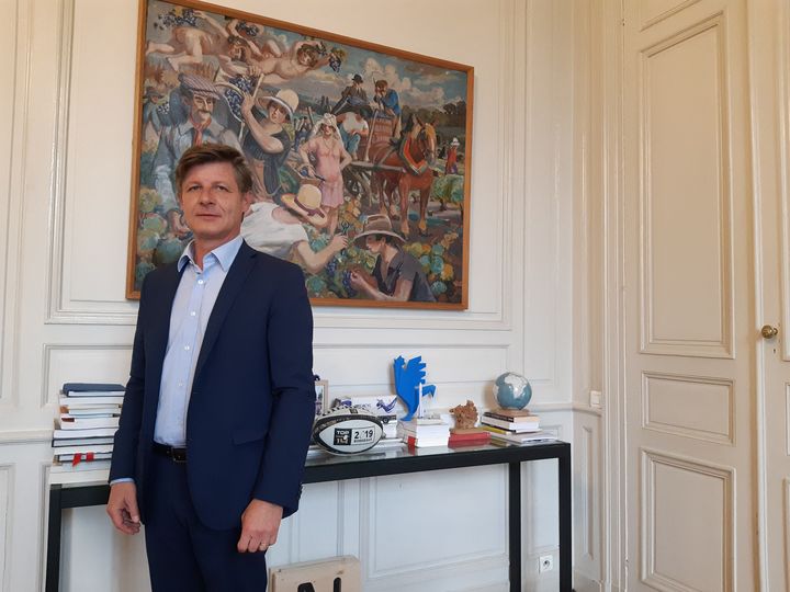 Nicolas Florian, dans son bureau de maire à Bordeaux (Gironde), 16 juin 2020. (SARAH TUCHSCHERER / RADIO FRANCE)