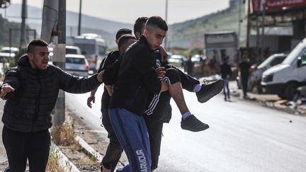 Un homme blessé dans le camp de Jénine (territoire palestinien), le 10 avril 2022. (JAAFAR ASHTIYEH / AFP)