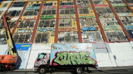 L'immeuble du site "5Pointz" à New York en 2013, juste avant qu'il soit recouvert d'une peinture blanche, puis détruit.
 (EMMANUEL DUNAND / AFP)