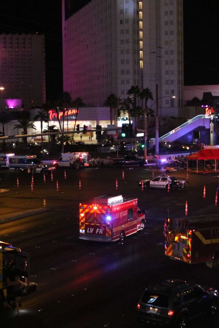 Des véhicules de pompiers et de police à Las Vegas (Nevada, Etats-Unis), peu après la fusillade du 1er octobre 2017 (GOTPAP / STAR MAX / IPX / AP / SIPA)