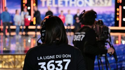 Des techniciens travaillant lors du Téléthon 2020, à Paris, le 5 décembre 2020. (GILLES GUSTINE / FRANCE TELEVISIONS / AFP)