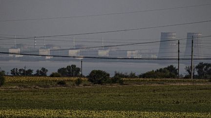 La centrale nucléaire de Zaporijjia, en Ukraine, le 30 août 2022. (METIN AKTAS / ANADOLU AGENCY / AFP)