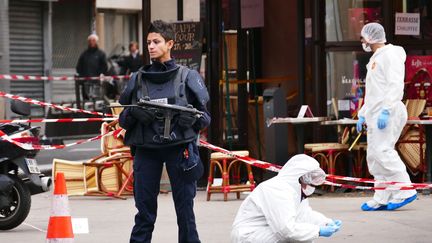 La police scientifique au travail&nbsp;l'intérieur du café Comptoir Voltaire sur le site d'une attaque le 14 Novembre 2015 à Paris. (HOUPLINE / RENARD / SIPA)