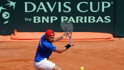 Le Français Lucas Pouille lors d'un match de la Coupe Davis contre l'Italien Fabio Fognini, à Gênes, le 8 avril 2018. (VINCENZO PINTO / AFP)