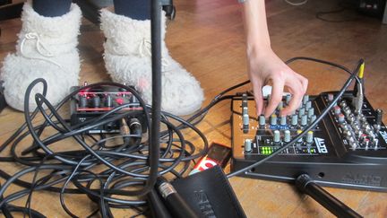 Dans son studio parisien, Apolline r&eacute;p&egrave;te son spectacle avec sa compagnie lorsqu'elle ne trouve pas de salle. (JEROMINE SANTO GAMMAIRE / FRANCETV INFO )