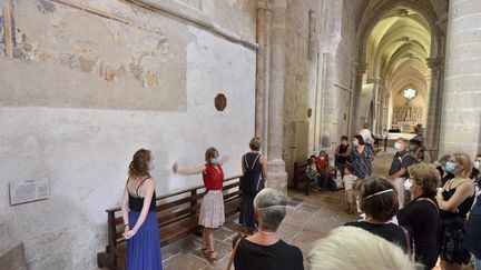 Visite de l'abbatiale d'Ambronay, dans le cadre du spectacle "Architectura" de Résonnance contemporaine, le 20 septembre 2020. (BERTRAND PICHENE)