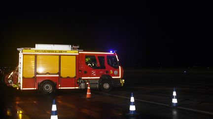 Photo d'illustration d'un camion pompier sur le tarmac de l'aéroport de Grenoble, 29 novembre 2022. (MOURAD ALLILI / MAXPPP)