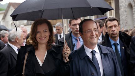 Fran&ccedil;ois Hollande et sa compagne Val&eacute;rie Trierweiler, &agrave; Tulle (Corr&egrave;ze), le 9 juin 2012. (BERTRAND LANGLOIS / AFP)