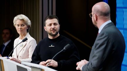 Le président ukrainien Volodymyr Zelensky entouré de la présidente de la Commission européenne, Ursula von der Leyen, et du président du Conseil européen, Charles Michel, lors d'une conférence de presse à Bruxelles (Belgique), le 9 février 2023. (LUDOVIC MARIN / AFP)