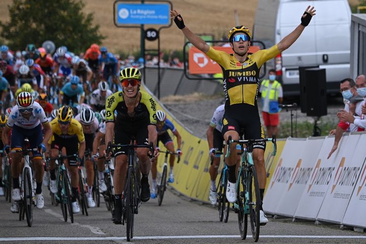 Wout van Aert remporte la 1re étape du 72e critérium du Dauphiné, le 12 août 2020 à Saint-Christo en-Jarez (Loire). (ANNE-CHRISTINE POUJOULAT / POOL)