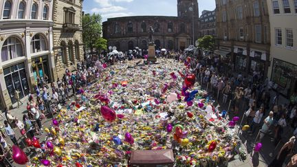 Mémorial improvisé à Manchester après l'attentat terroriste du 22 mai à la fin du concert d'Ariana Grande dans la ville britannique.&nbsp; (GETTY IMAGES)