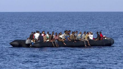 Bateau de migrants au large de la Libye en août 2017 (Angelos Tzortzinis / AFP)