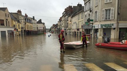 &nbsp; (Les inondations, comme ici à Nemours jeudi, ont provoqué 20.000 évacuations © Radio France / Alice Serrano)