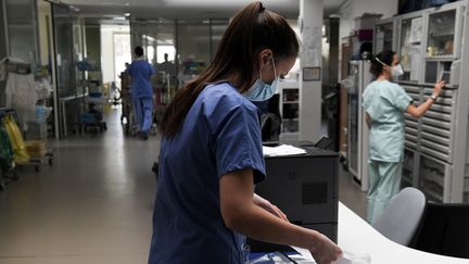 Des soignants du service de soins intensifs accueillent des patients atteints du Covid-19 à l'hôpital Ambroise Paré de&nbsp;Boulogne-Billancourt, le 8 mars 2021. (ALAIN JOCARD / AFP)