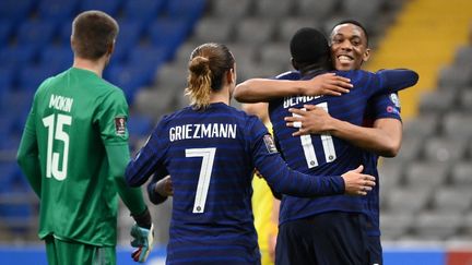 Ousmane Dembele dans les bras d'Anthony Martial lors du match des Bleus&nbsp;à Noursoultan, au Kazakhstan, le 28 mars 2021.&nbsp; (FRANCK FIFE / AFP)