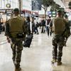 Dans la gare de Marseille Saint-Charles, des militaires patrouillent dans le cadre de l’opération Sentinelle, le 25 mars 2024. (MAGALI COHEN / HANS LUCAS / AFP)