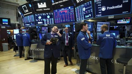 Des traders et des professionnels des finances juste avant la clôture de la Bourse de New York, le 11 octobre 2018. (DREW ANGERER / GETTY IMAGES NORTH AMERICA)