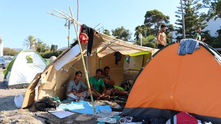 A Kos (Gr&egrave;ce),&nbsp;MSF a distribu&eacute; des dizaines de tentes en donnant la priorit&eacute; aux familles avec enfants. Les autres doivent bricoler des abris de fortune et glanent en ville de quoi les fabriquer. (BENOIT ZAGDOUN / FRANCETV INFO)