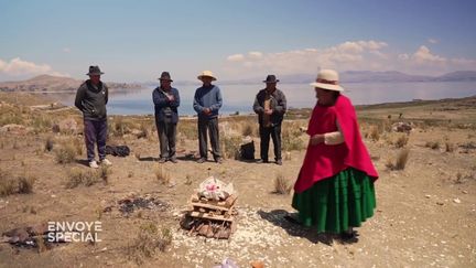 Au bord du lac Titicaca victime d'une sécheresse historique, une cérémonie chamanique pour implorer la "pluie glorieuse" (ENVOYE SPECIAL / FRANCE 2)