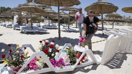 Sur les lieux de l'attaque terroriste sur la plage de l'h&ocirc;tel&nbsp;Riu Imperial Marhaba, pr&egrave;s de Sousse, en Tunisie, le 27 juin 2015.&nbsp; (KENZO TRIBOUILLARD / AFP)