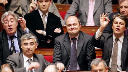 Gaëtan Gorce (1er rang à gauche) avec à sa gauche Bruno Le Roux, nouveau patron des députés PS (2006) (JACK GUEZ / AFP)