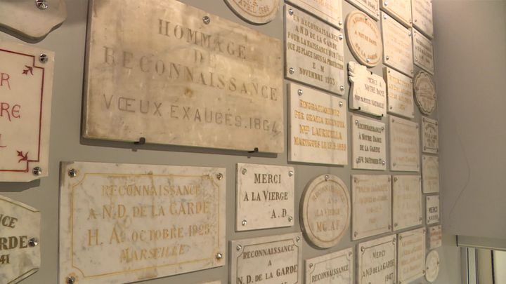 Des ex-voto accrochés dans le musée de Notre-Dame-de-la-Garde. (France 3 Provence-Alpes C. Pesci / G. Carra / C. Delannoy)