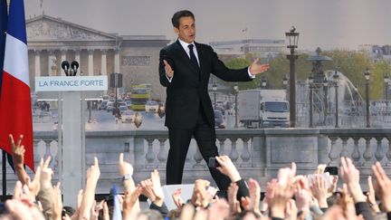 Nicolas Sarkozy lors d'un meeting avant l'&eacute;lection pr&eacute;sidentielle, place de la Concorde &agrave; Paris, le 15 avril 2012. (KENZO TRIBOUILLARD / AFP)