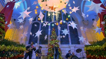 Le clip "White Christmas" du groupe The Grogs a été tourné dans la mairie de Dunkerque.&nbsp; (FRANCEINFO)