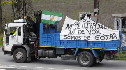 Un camion espagnol arrêté sur la route pour protester contre la hausse des prix des carburants à Grenade, le 21 mars 2022. (ALEX CAMARA / NURPHOTO)