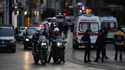 Les services de secours dans la rue d'Istiklal, à Istanbul (Turquie), théâtre d'une explosion ayant fait plusieurs morts, le 13 novembre 2022.&nbsp; (YASIN AKGUL / AFP)