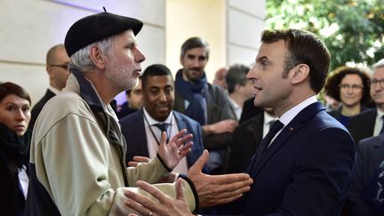 Un professeur s'en prend à Emmanuel Macron lors d'une visite à Pau, le 14 janvier 2020. (GEORGES GOBET / POOL / AFP POOL)